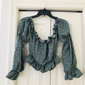 Camicia Cheetah Print Long Sleeve Over The Shoulder Peasant Ruffled Crop Top